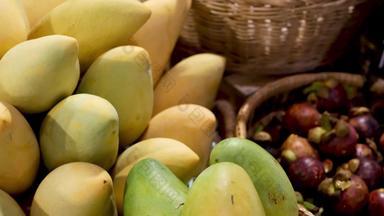 水果蔬菜乡村摊位各种各样的新鲜的成熟的水果蔬菜乡村东方摊位市场绿色黄色的芒果山竹篮子